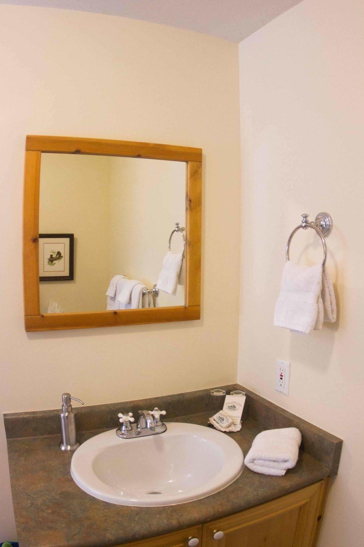 Tranquility Bay Waterfront Inn Sechelt Exterior foto