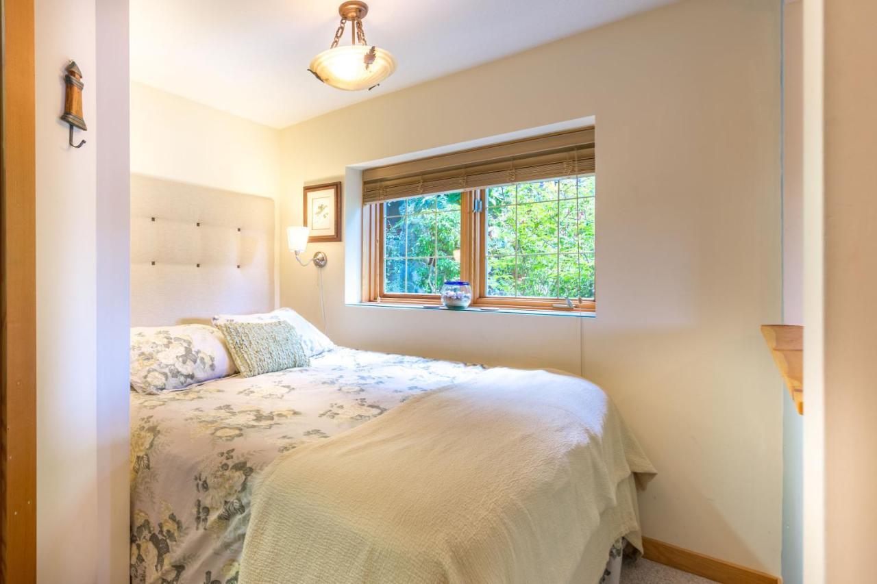 Tranquility Bay Waterfront Inn Sechelt Exterior foto